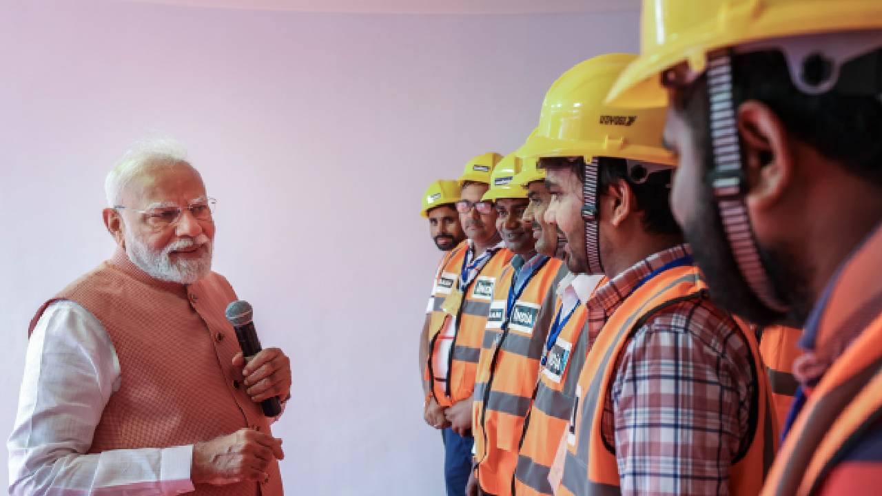 He interacted with engineers and other personnel involved in the construction and praised them for their efforts